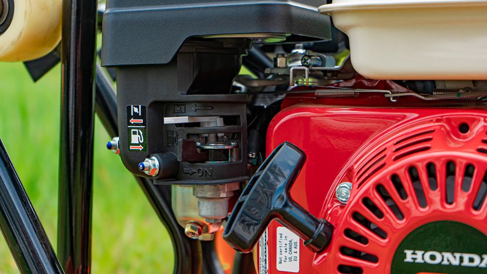 вид модели виброплита hamer m-140h-pro с двигателем honda