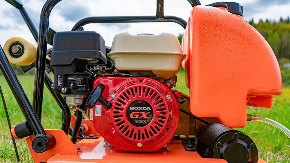 вид модели виброплита hamer m-140h-pro с двигателем honda