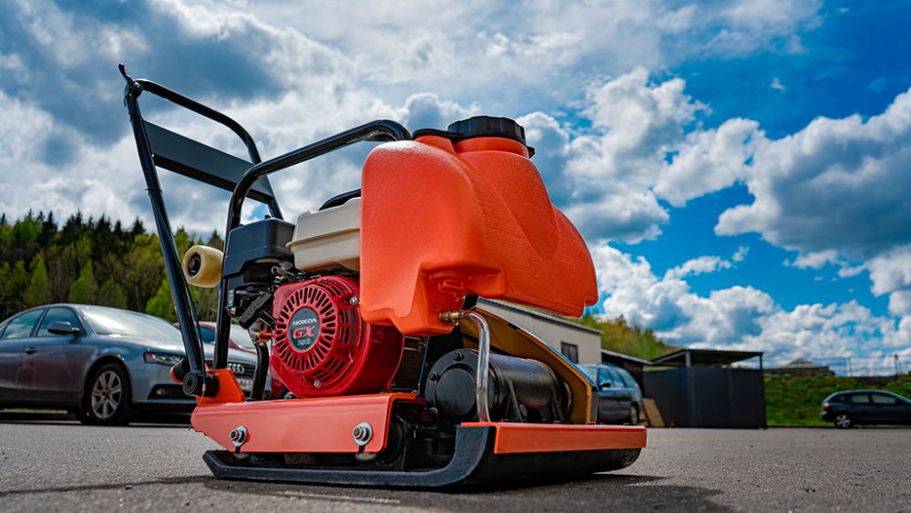 вид модели виброплита hamer m-140h-pro с двигателем honda