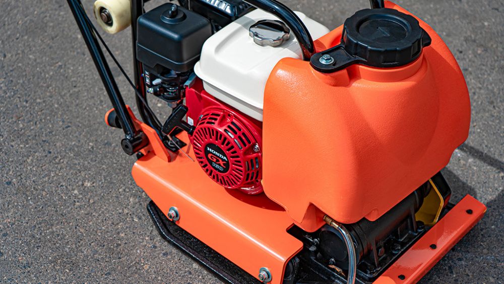 вид модели виброплита hamer m-140h-pro с двигателем honda