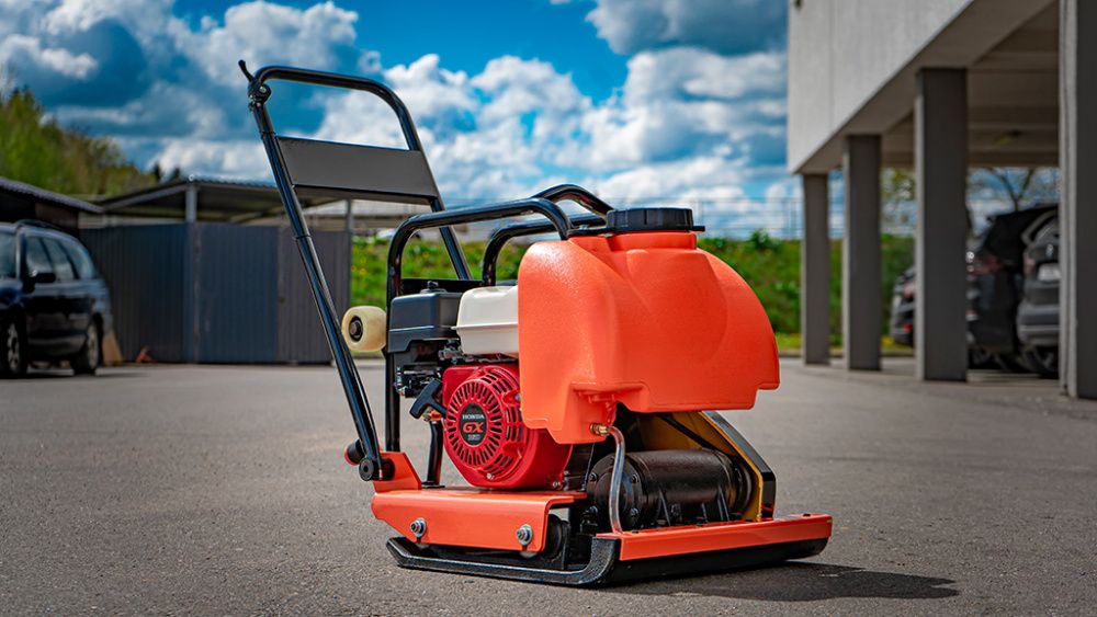 вид модели виброплита hamer m-140h-pro с двигателем honda