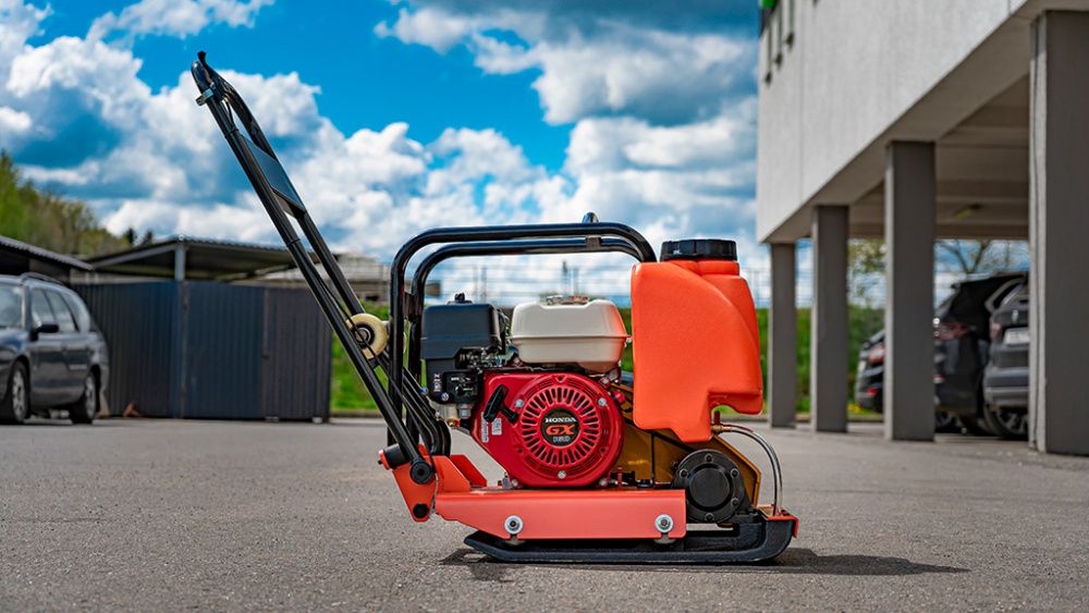 вид модели виброплита hamer m-140h-pro с двигателем honda