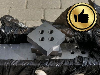 вид модели ножи для рубочного станка р-40 83х83х26 с 4 отверстиями, шаг резьбы 2,0 (сталь 6хв2с)